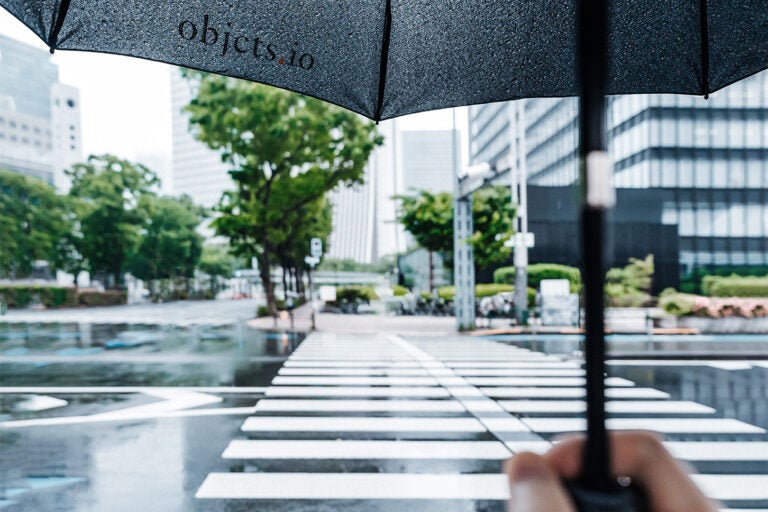 強風に強い折りたたみ傘が欲しい！ 8本骨構造の「objcts.io×クニルプス」はいかが？【新着ドライブコーデ】