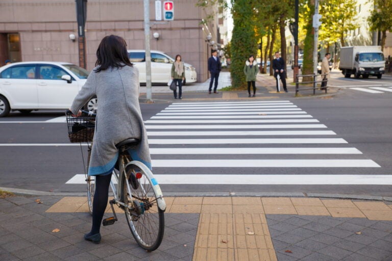 クルマと法律｜自転車｜横断歩道｜道交法｜信号｜信号待ちをする自転車