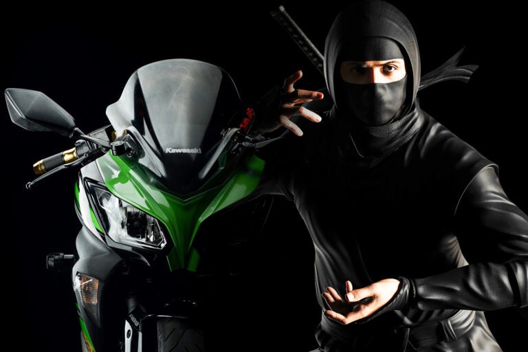 カワサキのNinjaと歴史上の忍者のイメージ