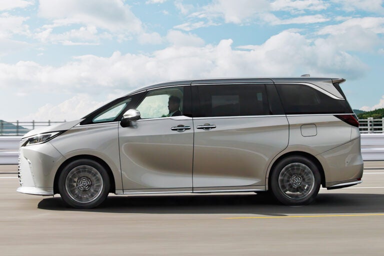 LEXUS LM 500h（ソニックチタニウム）。写真＝レクサス