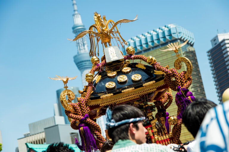浅草が熱気に包まれる三社祭では交通規制を実施