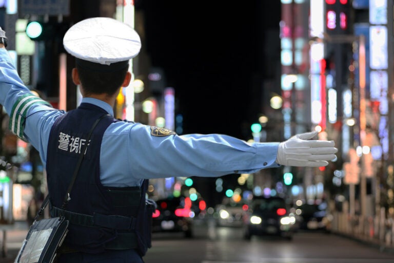 交通整理にあたる警察官