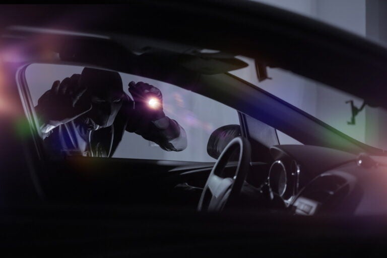 自動車盗難｜対策｜防犯｜車｜泥棒｜犯人のイメージ