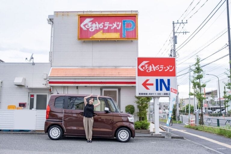 レトロなロゴと、この旅を一緒に回ってくれたN-BOXくんとパチリ。小回りの利くN-BOXは、あちこちをめぐるグルメ旅にぴったりでした！