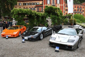 2024年5月25日、「コンコルソ・ヴィラ・デステ」会場で。左から1990年「ランボルギーニ・カウンタック 25thアニバーサリー」、コッパ・ドーロ賞に輝いた1995年「マクラーレンF1」、そして一般公開日の若者投票賞を獲得した1999年「ランボルギーニ・ディアブロGT」。