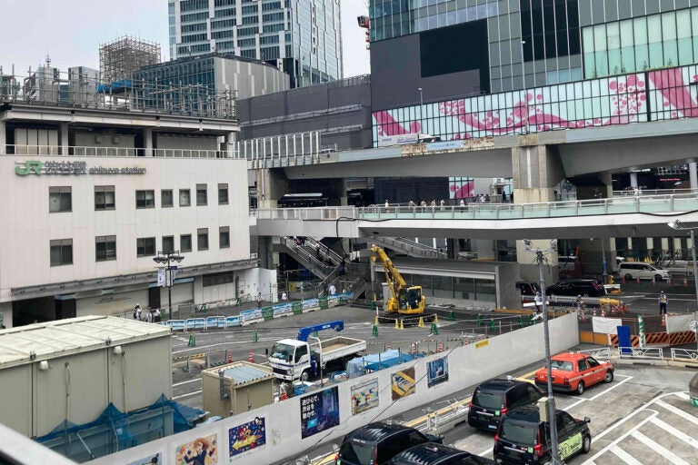 渋谷駅西口の地下歩道の工事が進められている
