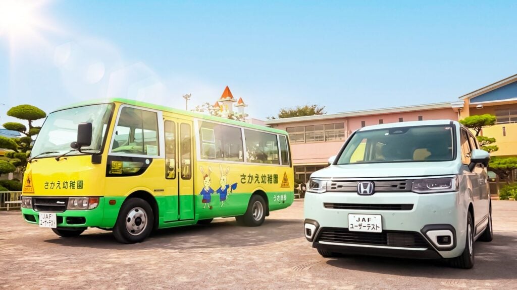 使用数回程度  車内でも使用出来ます JAFが真夏の車内温度をテスト。約1時間で40℃を超えて、曇りでも熱中症