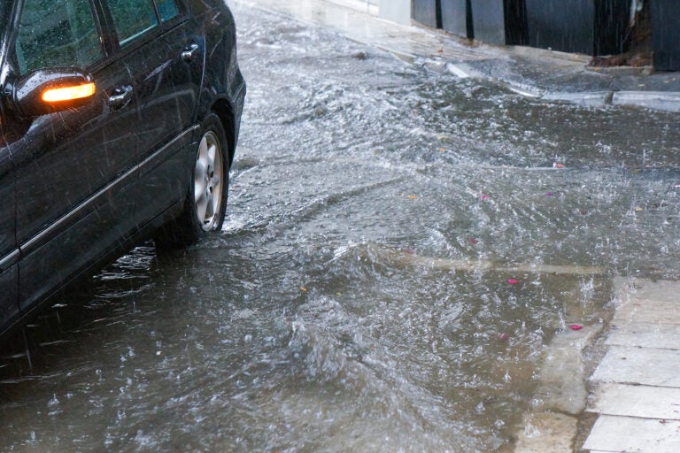 クルマの水没は故障や火災の原因に
