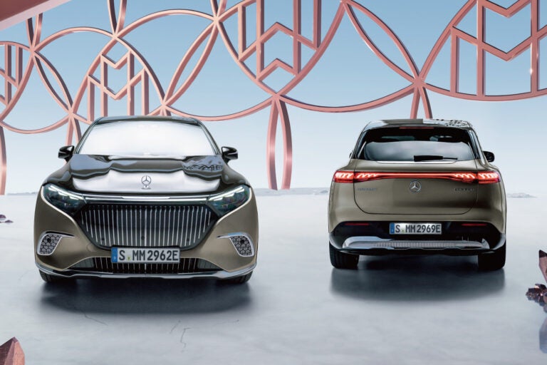 ベルベットブラウン&オニキスブラックのボディカラーをまとったメルセデス・マイバッハ EQS 680 SUV