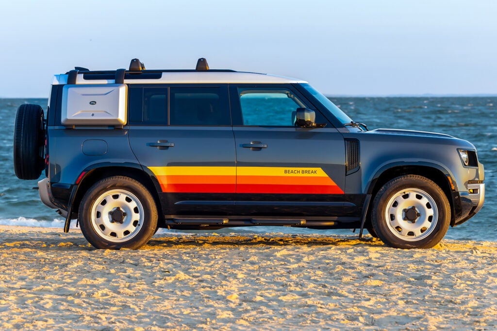 ランドローバーの「ディフェンダー」がビーチカーになった！ サーフ