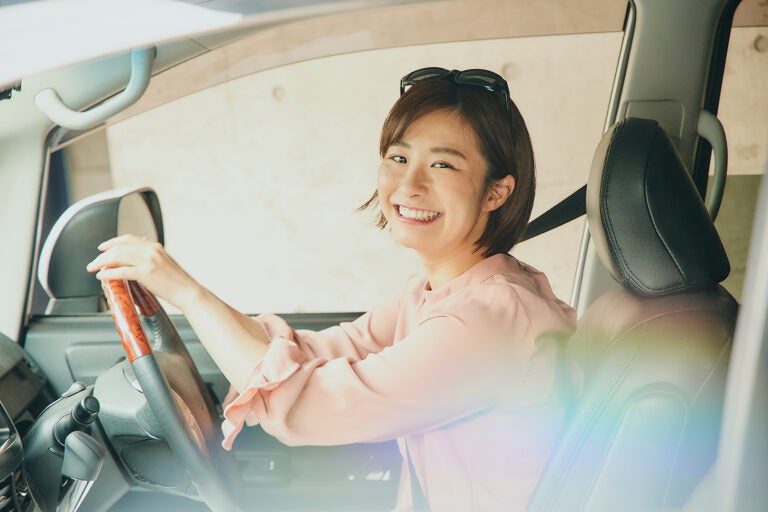 車を運転する若い女性のイメージ