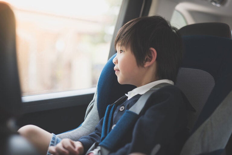 チャイルドシートに乗る幼稚園生のイメージ