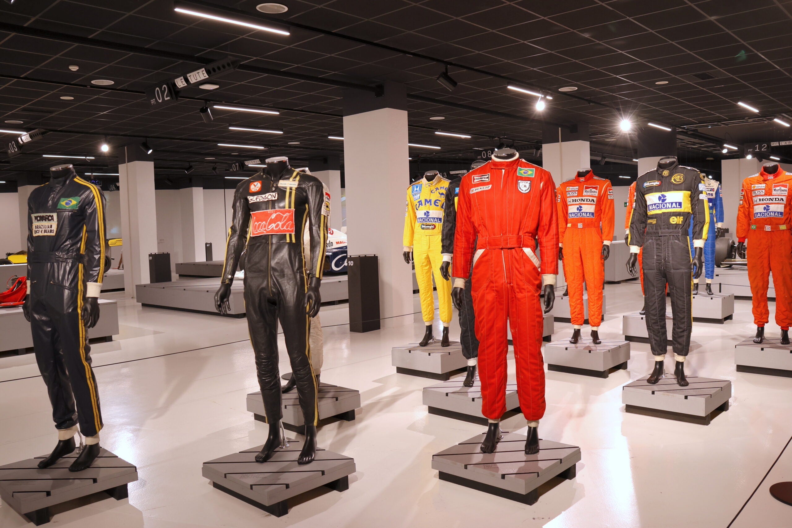レーシングスーツはカート時代のものから14着が展示された。