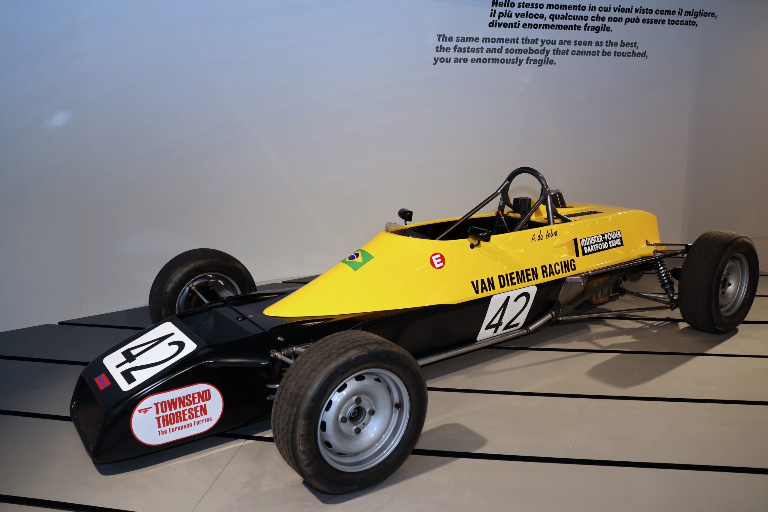 1981年ヴァン・ディーメンFR81フォーミュラ・フォード。コクピットの名前は、まだ父方の姓であるDa Silvaである。セナ・ブランズ蔵。