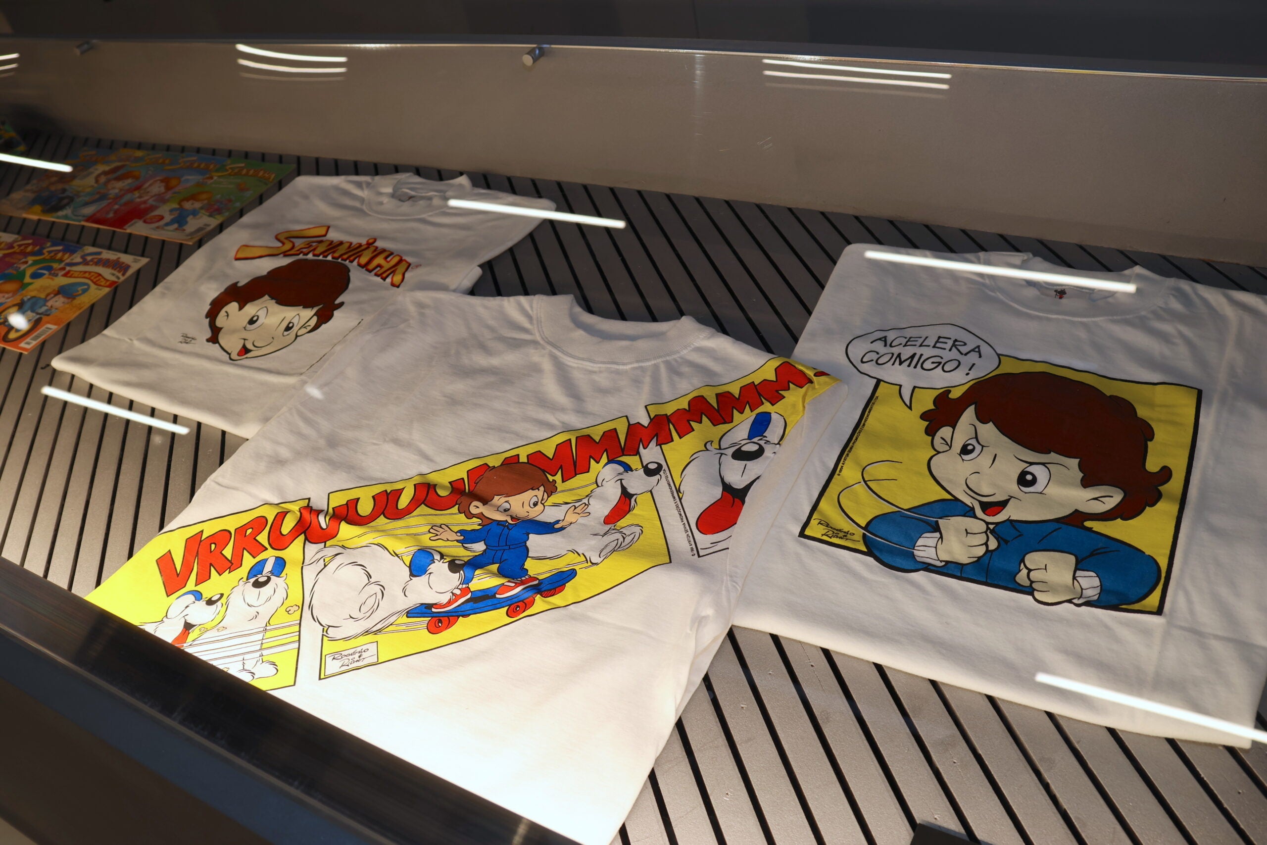 コミック雑誌のキャラクター「セニーニャ」をプリントしたTシャツ。