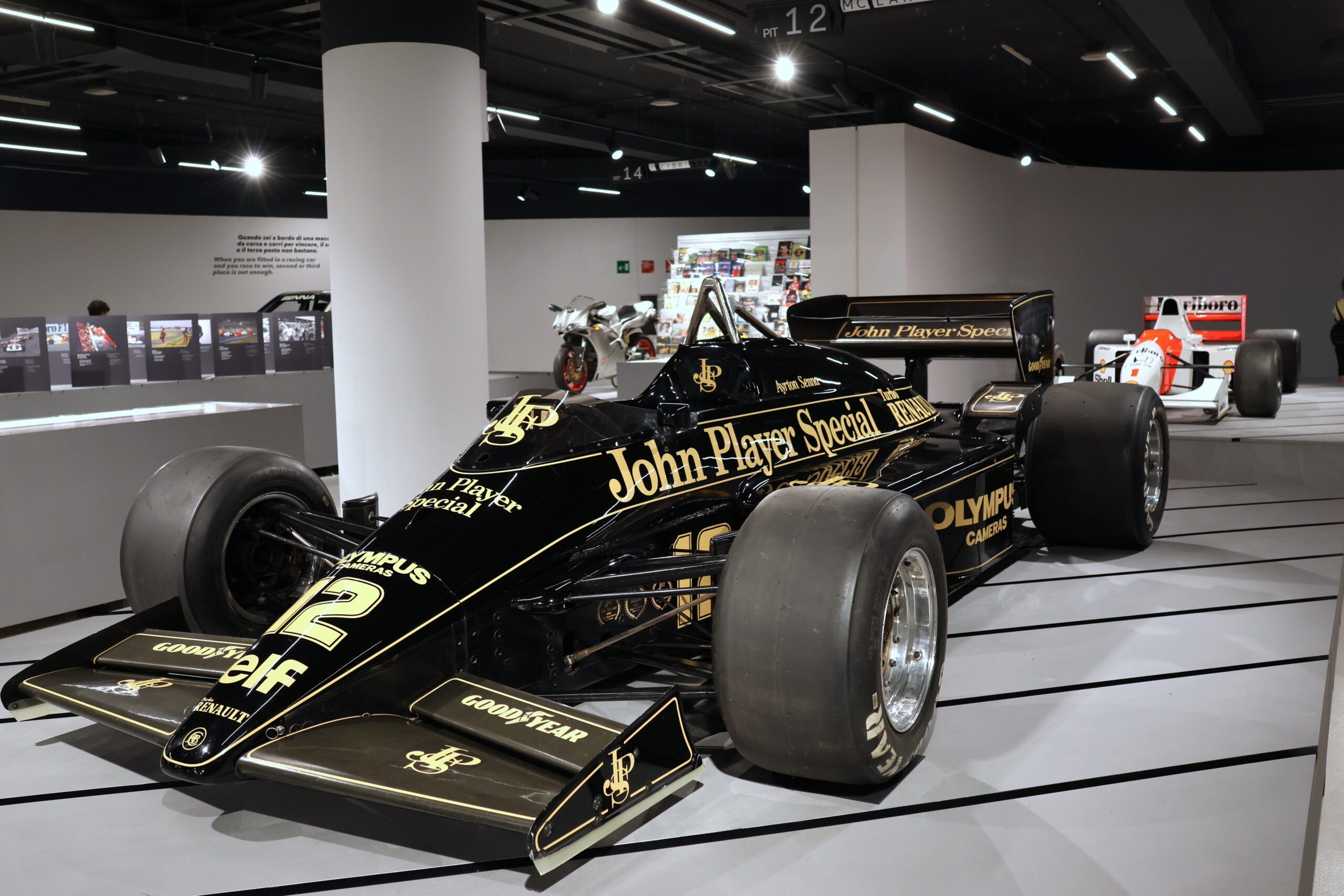 1985年、セナがエストリル・サーキットでF1初優勝を飾ったロータス・ジョン・プレイヤー・スペシャル97T2ルノー。チーム・ロータス蔵。