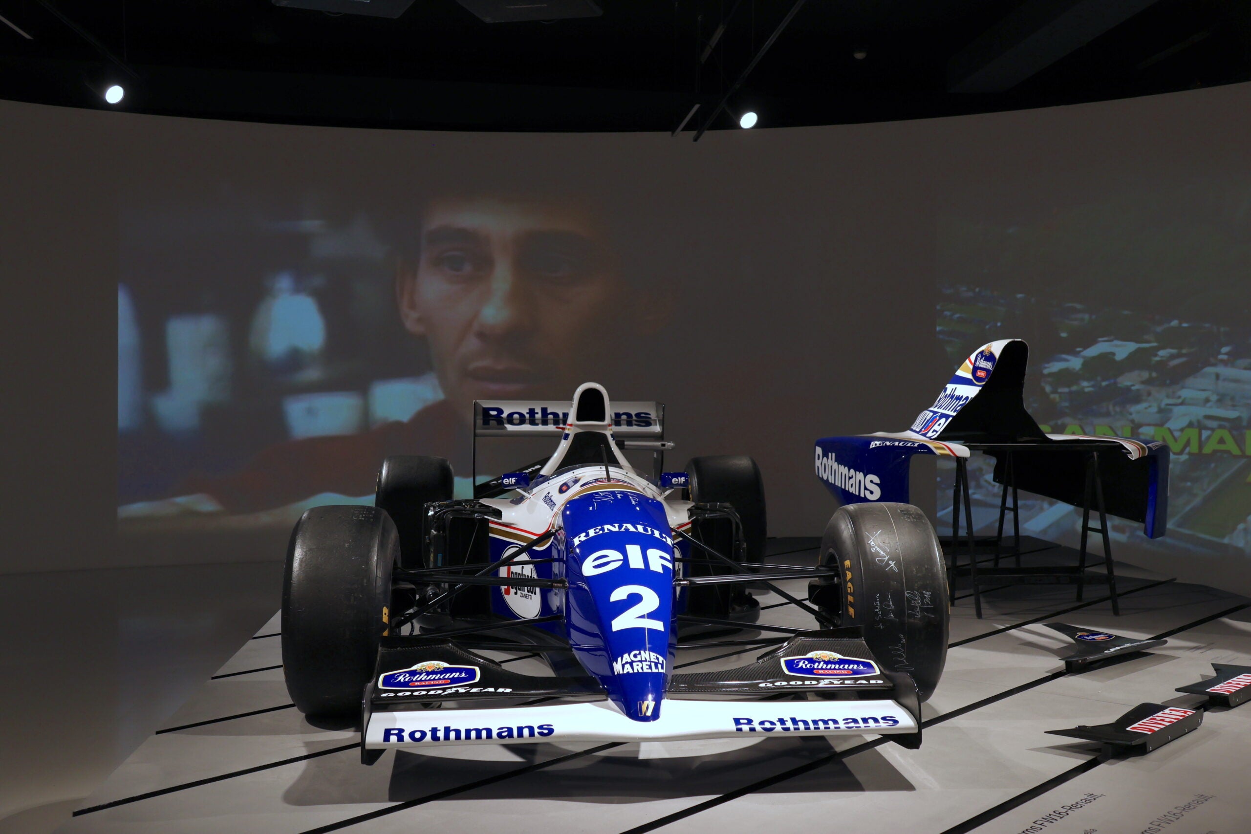 1994年、セナが衝突事故で命を失ったのと同型車であるウィリアムズFW16ルノー。アピチェッラ・コレクション蔵。