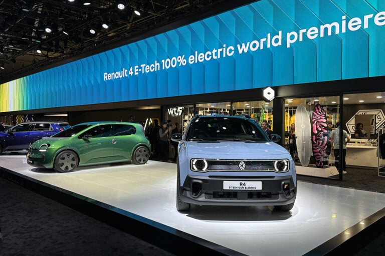 2024年パリ・モーターショーのルノー・ブースで。右は今回発表された「ルノー4 E-TECH 100％エレクトリック」。左は2026年に市販型を発売予定の「トゥインゴE-TECHエレクトリック」プロトタイプ。