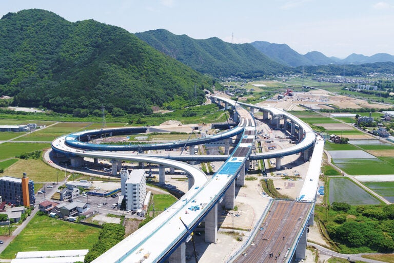 現在、開通に向け整備中の東海環状道 山県IC～大野神戸IC（18.5km）の工事の様子