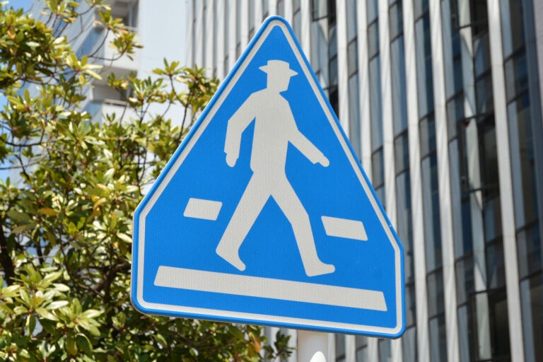 横断歩道に設置されている標識　(c)和久 澤田 - stock.adobe.com