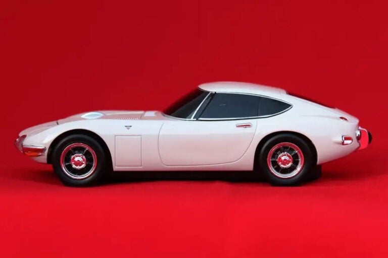 「トヨタ・2000GT」型のBluetooth無線マウス（アイボリー）。