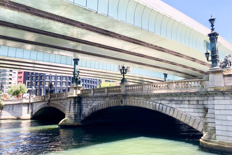 東京の日本橋。真上に首都高速道路の高架橋が通っている