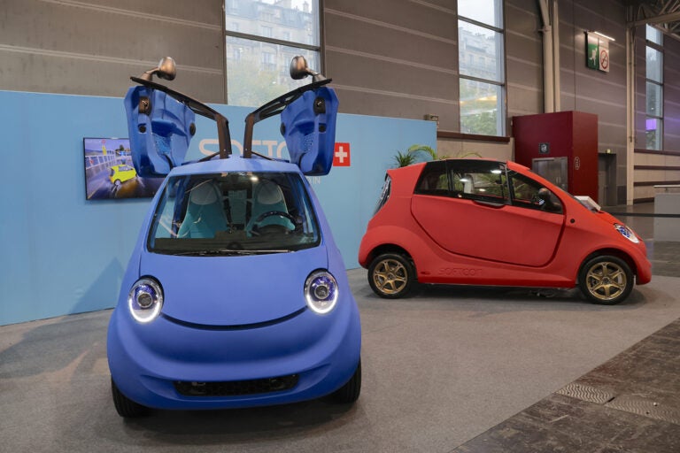 「ソフトカー」。デザイナーのビュロン氏によれば、狭い場所での乗降性を考えた結果、ガルウィング式ドアに行き着いたという。