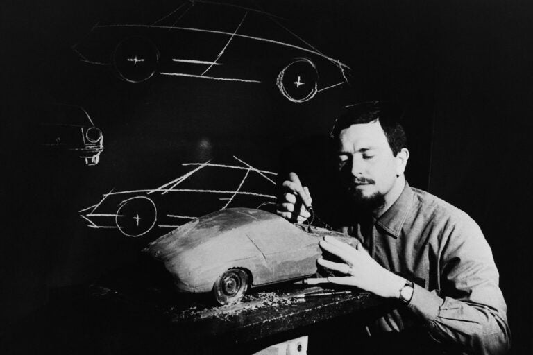 フェルディナンド・アレクサンダー ポルシェ。1935年、フェリー・ポルシェの長男として生まれる。1963年に登場した初代911（901型）はF.A.ポルシェによるもの。1972年にポルシェデザインを設立した。2012年に76歳で逝去。
