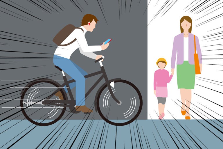 自転車に乗りながらスマホで操作すると歩行者と衝突して大きな怪我を負わせてしまうことも
