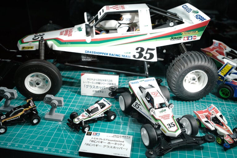 「グラスホッパー」のRCバギー、ミニ四駆、ミニカーを並べると、このようなサイズ差に。RCバギーの全長は389mmある。