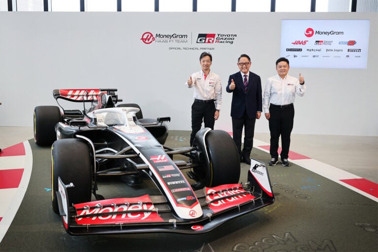 左からMoneyGram Haas F1 Team チーム代表 小松 礼雄氏、トヨタ自動車株式会社 会長 豊田 章男氏、GAZOO Racing Company プレジデント 高橋 智也氏
