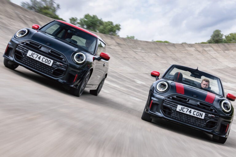 左からMINI JCWとMINI JCW コンバーチブル