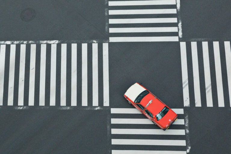 スクランブル交差点を通過するタクシー。(c)wbtky – stock.adobe.com