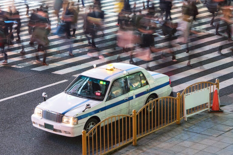 横断歩道の横に停車しているタクシー。(c)wooooooojpn – stock.adobe.com