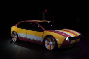 2023年1月に開催されたCESで、BMWが発表したコンセプトカー「BMW i Vision Dee」。ボディにカラー電子ペーパーが貼り付けられており、32色の中から好きな色を選ぶことができる
