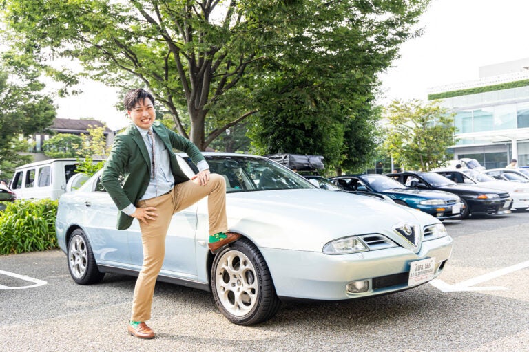 アルファロメオ 166とオーナーの松山さん。
