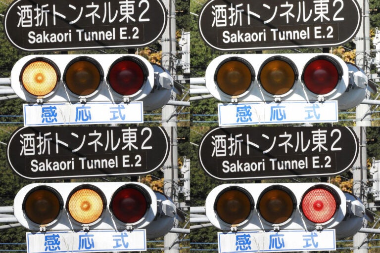 「第一従道路」の「黄・黄・赤」配列の信号機。こちらの写真は更新前の電球式のもの。