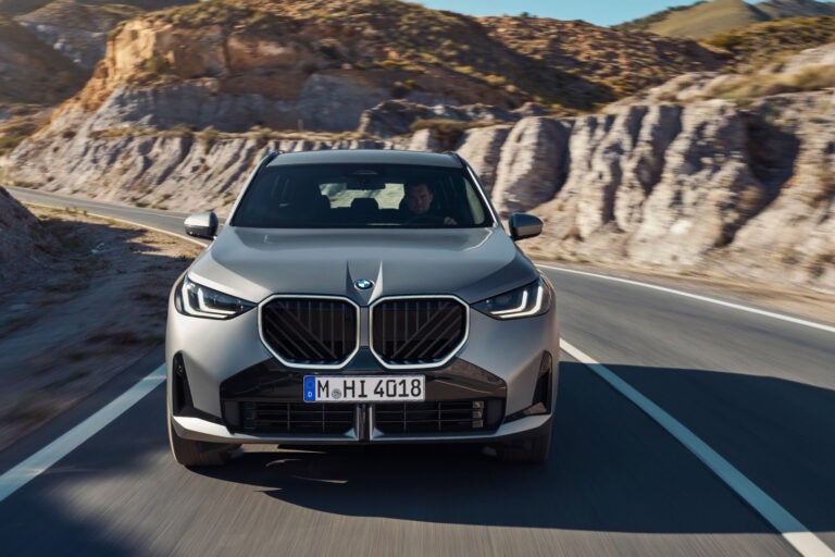BMW X3 20 xDriveのフロントデザインは、斜めのデザインを取り入れたキドニーグリルと、眼つきが鋭く、L字のシグネチャーを2回繰り返すヘッドライトが特徴的。