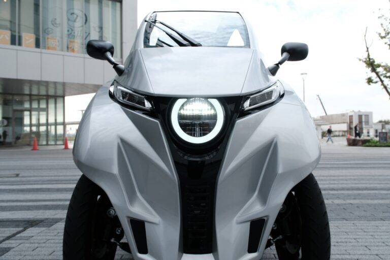 大型バイクのような一つ目のヘッドライトは、リーンモビリティの代表 谷中氏のこだわり。各パーツが中央に集まっていくデザインによって、車幅をタイトに見せる効果を狙ったとのこと。