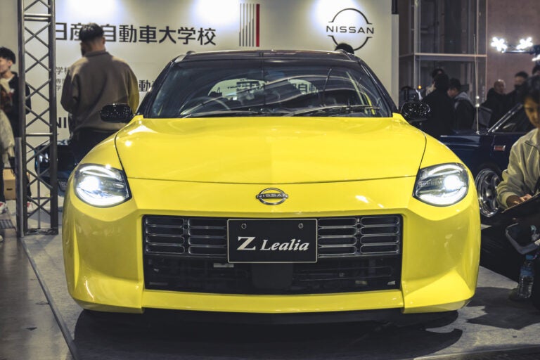 フロントフェイスは日産 フェアレディZ（RZ34）そのもの。