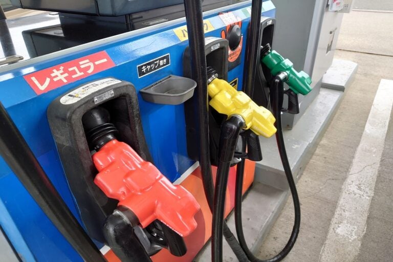 「脱炭素」を掲げる国際社会では、ガソリン補助金は批判されていた。