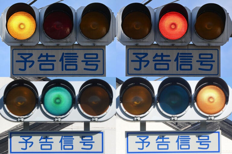 静岡県掛川市（上）と山口県下関市（下）のイレギュラーな配置の予告信号