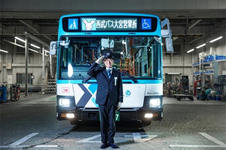 西武バスの大宮営業所で路線バスを運転する中山航輝さん