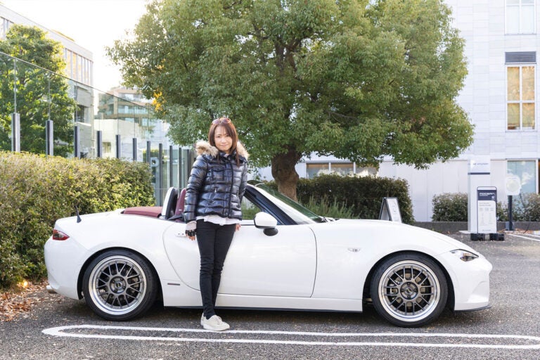 マツダ ロードスターとオーナーの瑞穂さん。