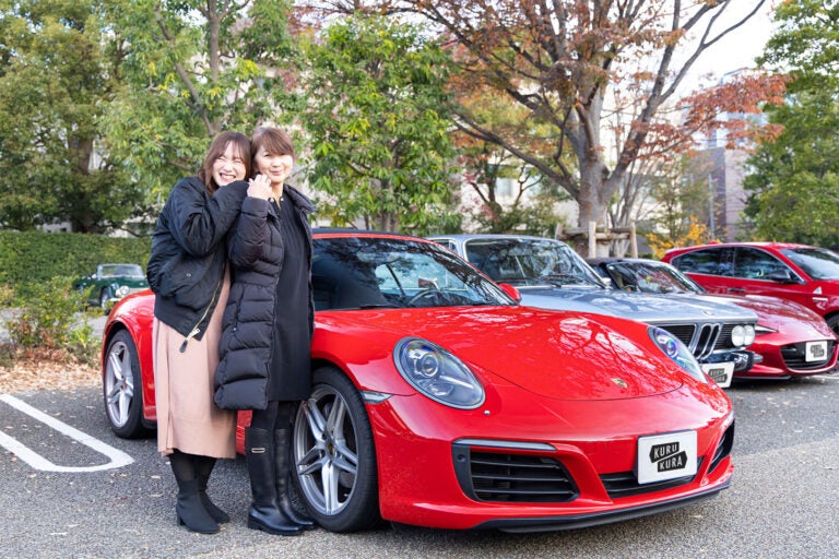 ポルシェ 911 カレラ カブリオレとオーナーのCOCOさん（写真右）。一緒にいる女性はCOCOさんのご子息のお嫁さんです。