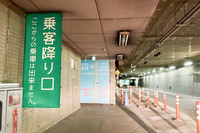 首都高・八重洲線の途中にある「乗客降り口」。2025年2月1日筆者撮影