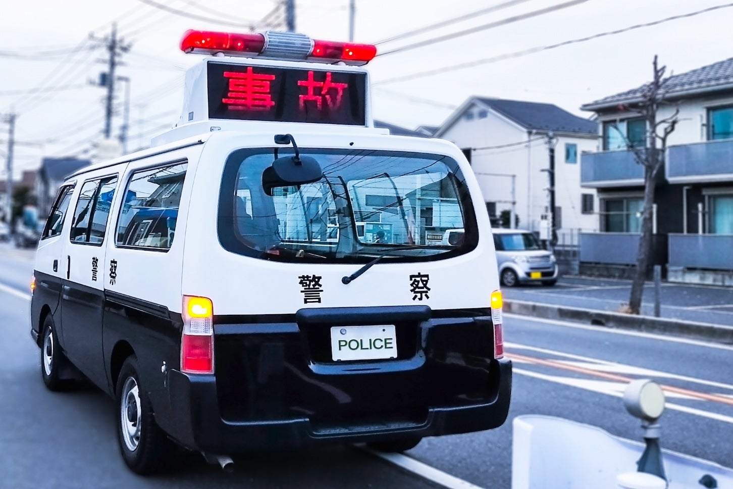 110番をして、警察に通報することは必須です。