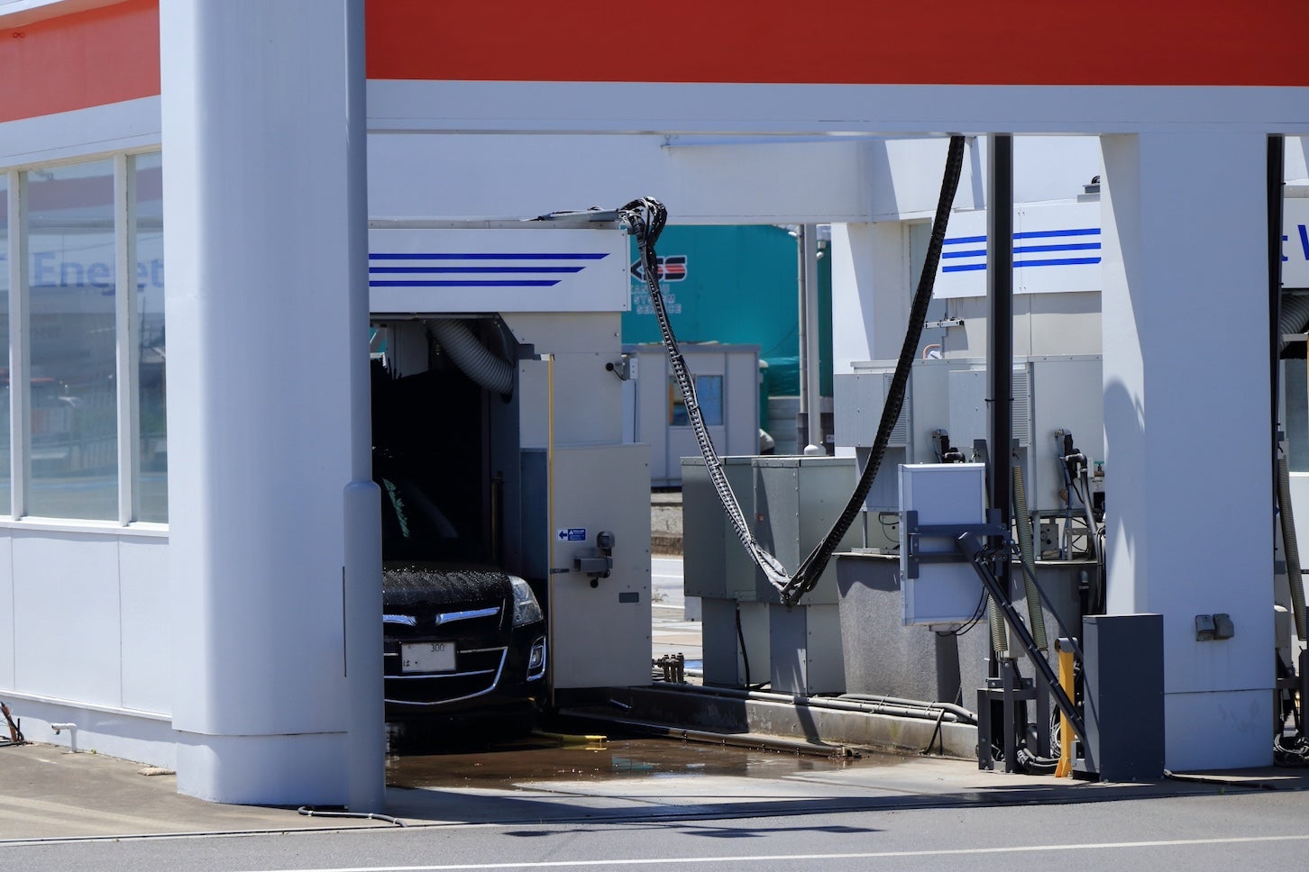 ガソリンスタンドに設置されている洗車機。