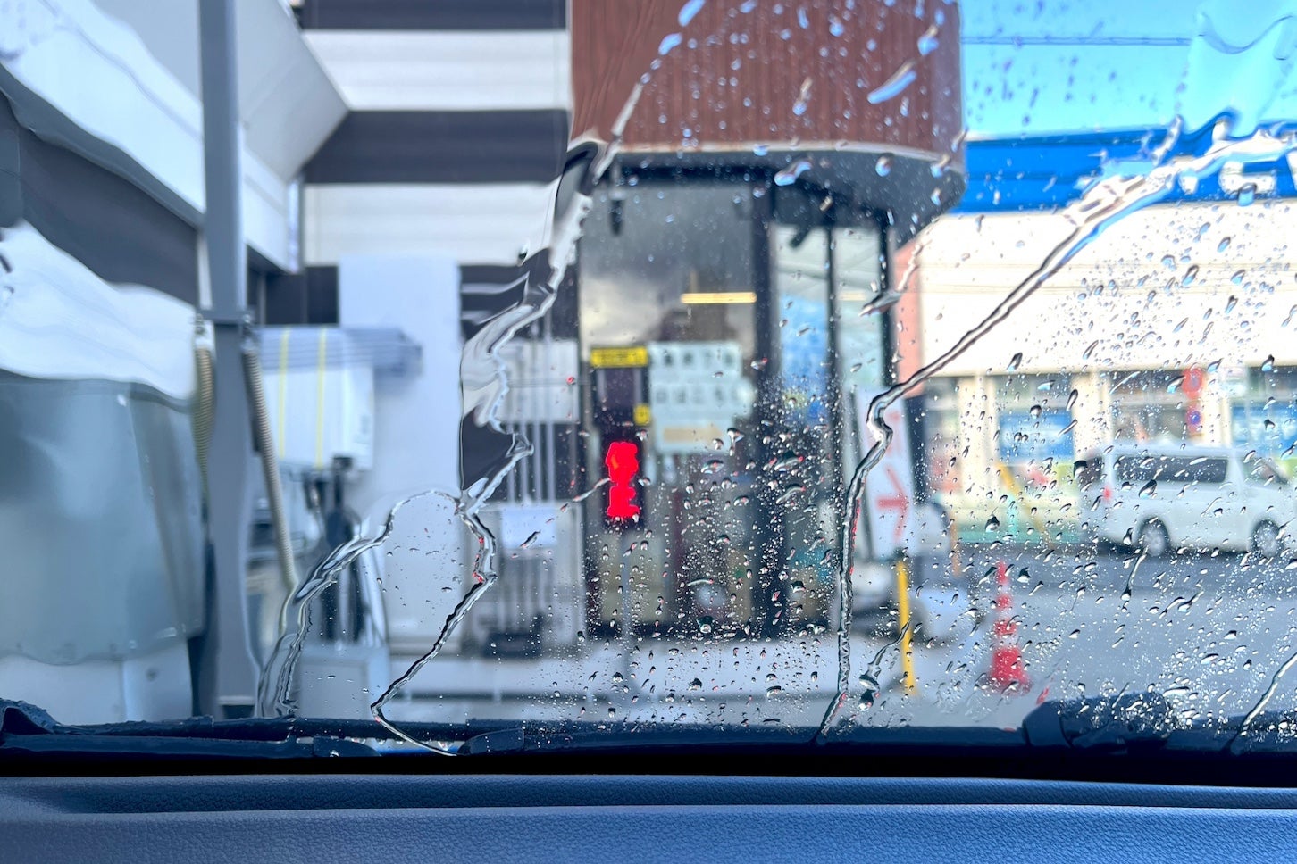 洗車機での洗浄を車内から見た様子。