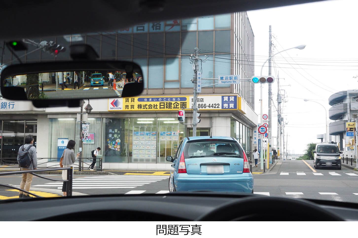 歩車分離式信号の交差点で、前の車に続いて左折しようとしています。